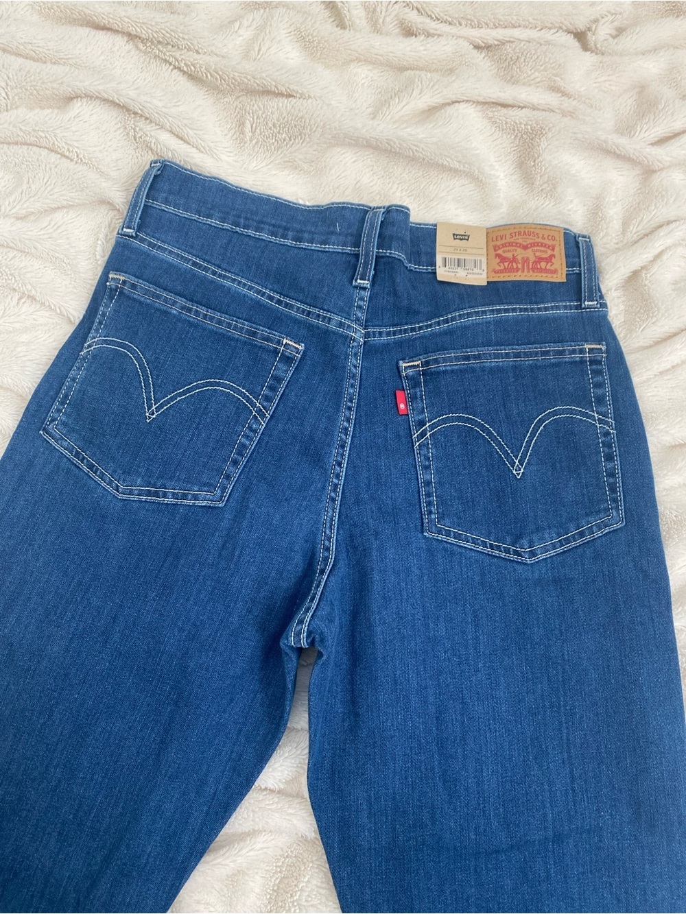 NWT Levi's Wedgie jeans medium wash Sz 29x28 - Picture 4 of 7